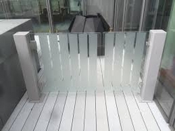 Glass barrier with Gate from EURO RUBBER AND STEEL