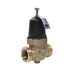 PRESSURE REDUCING VALVE WITH BUILT-IN STRAINER