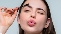 Transform your lashes with our elite brown mascara.