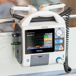 Manual external defibrillator DEFIGARD HD-7